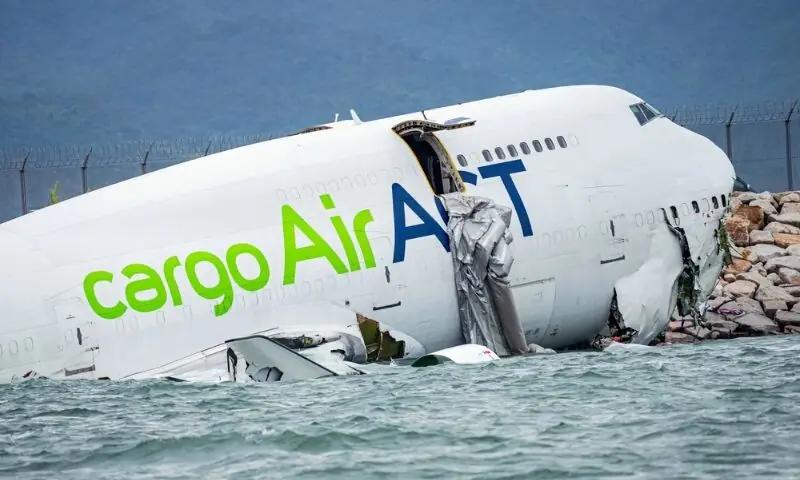 ہانگ کانگ میں کارگو طیارہ لینڈنگ کے دوران رن وے سے پھسل کر سمندر میں جاگرا