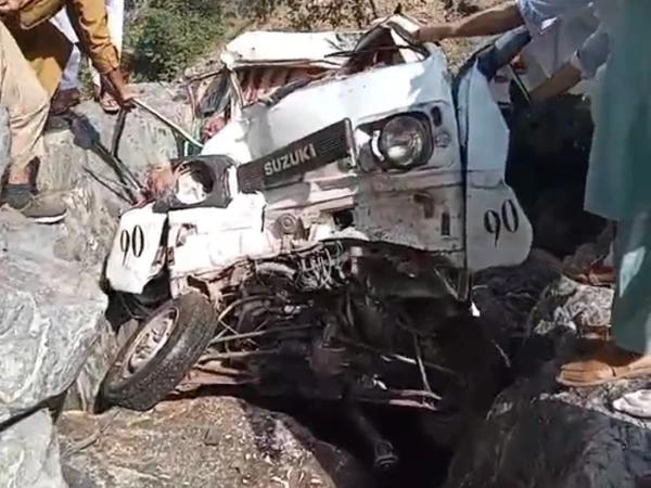 لوئردیر: سوزوکی پک اَپ گاڑی گہری کھائی میں جا گری،3 افراد جاں بحق