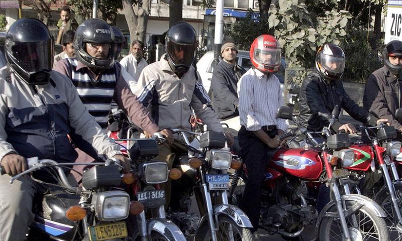 اسموگ کے پیش نظرموٹر سائیکل پر سفر کرنے والوں کیلئے ماسک کا استعمال لازمی قرار