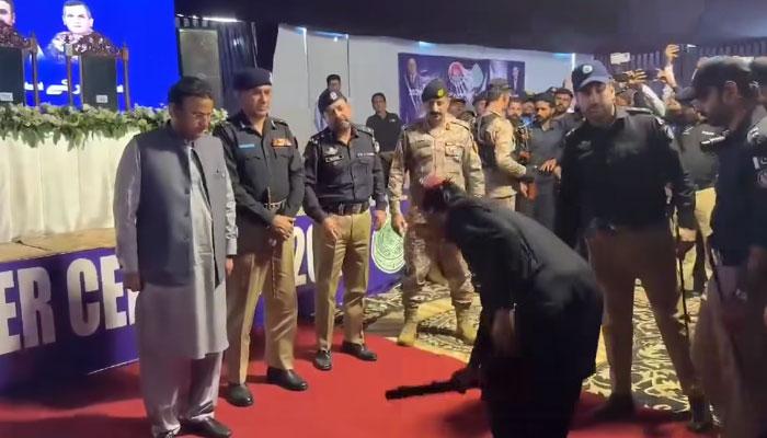 کچے کے 72 ڈاکوؤں نے ہتھیار ڈال دیے، سندھ حکومت کی سرینڈر پالیسی کا بڑا نتیجہ