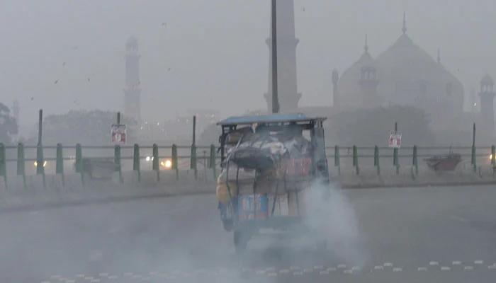 دنیا کے آلودہ ترین شہروں میں لاہور آج  پھر سرفہرست،فضائی آلودگی کے باعث ہسپتالوں میں رش