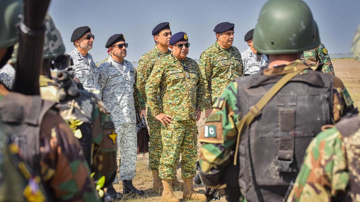 پاک بحریہ کے سربراہ  کا کریکس کے اگلے مورچوں کا دورہ، سمندری سرحدوں کے دفاع کیلئے پرعزم