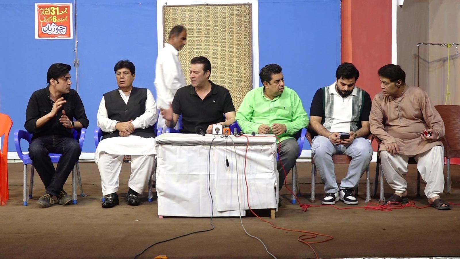 ڈرامہ’ یہ چوڑیاں‘ دوسرے ہفتے میں داخل ،لالی وڈ سپر اسٹار معمر رانا پہلی مرتبہ اسٹیج پر جلوہ گر