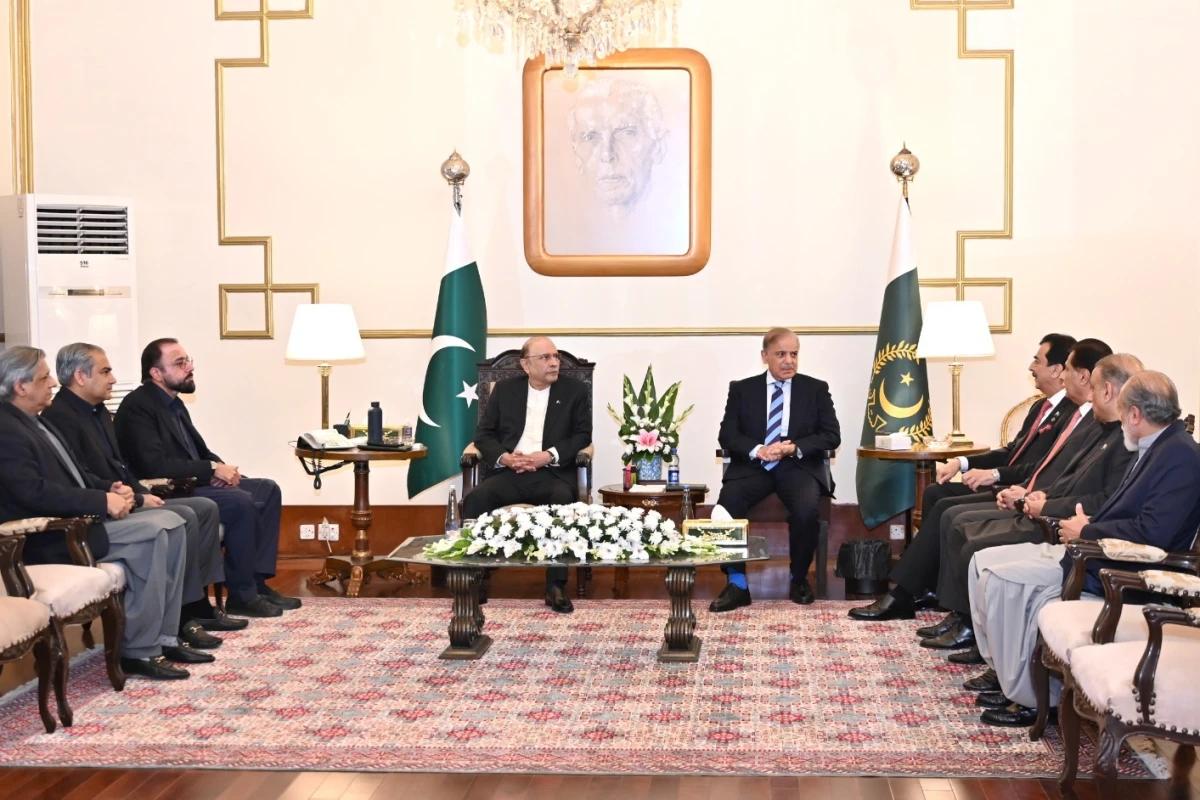 صدر مملکت سے وزیراعظم شہباز شریف کی ملاقات، مجموعی ملکی سیاسی اور سیکیورٹی صورتحال پر تبادلہ خیال