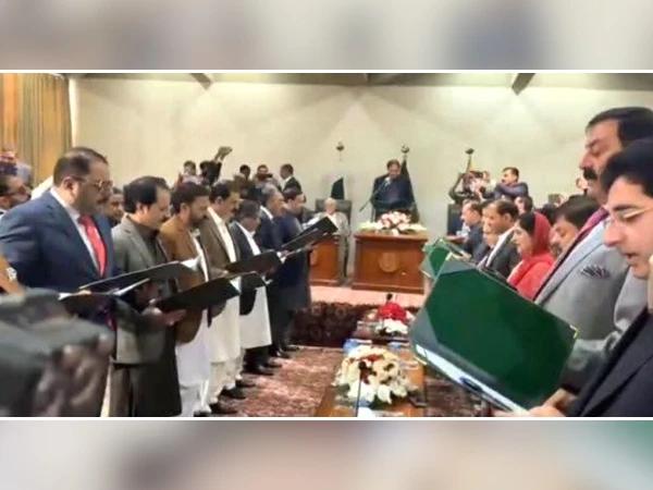 آزاد جموں و کشمیر کی 18 رکنی نئی کابینہ نے اپنے عہدوں کا حلف اٹھا لیا