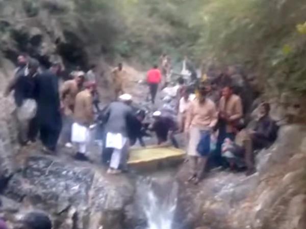 ایبٹ آباد: گاڑی گہری کھائی میں جاگری، طالبات سمیت 6 افراد جاں بحق