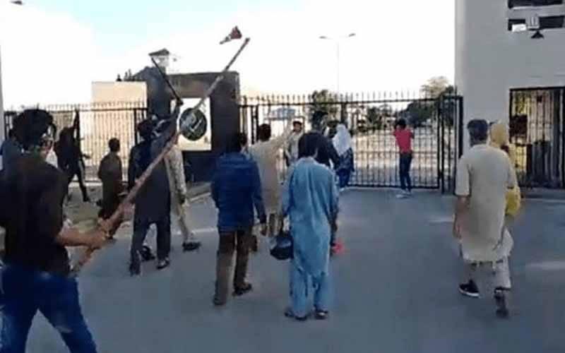 جی ایچ کیو حملہ کیس: عمرایوب، شبلی فراز، زرتاج گل سمیت 15 ملزمان کی جائیداد ضبط کرنے کا حکم