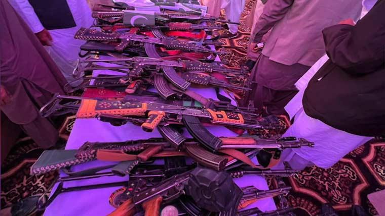 بلوچستان : کالعدم تنظیم کے کمانڈر سمیت 100 علیحدگی پسندوں نے ہتھیار ڈال دیے