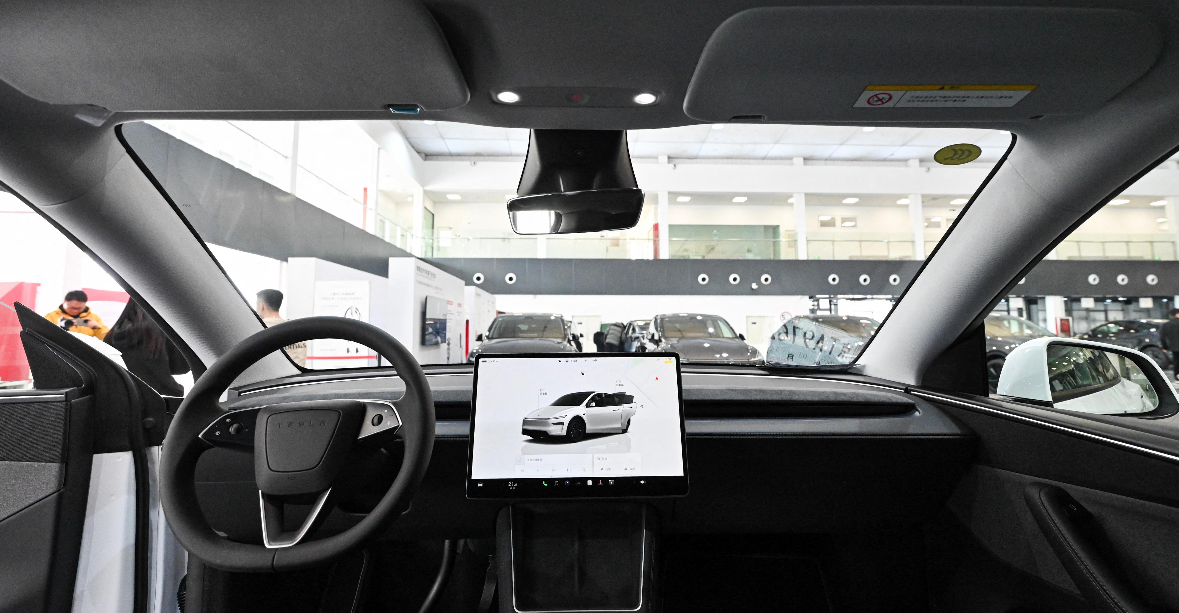 Elon Musk says Tesla drivers can text while driving, but they absolutely should not