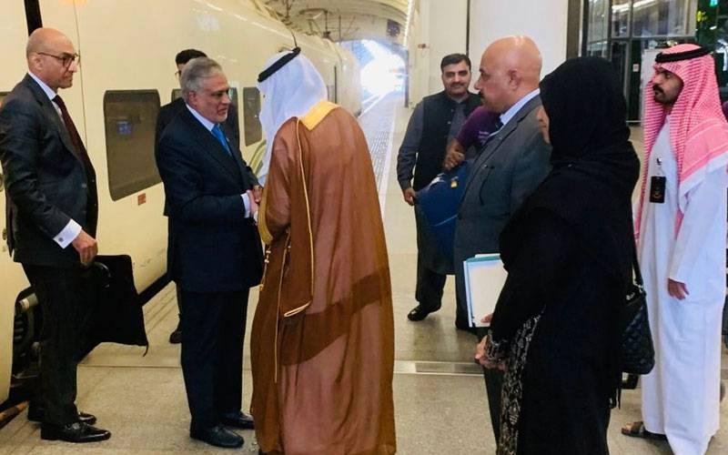 وزیر خارجہ اسحاق ڈار کا دورہ سعودی عرب، مدینہ منورہ سے جدہ پہنچ گئے