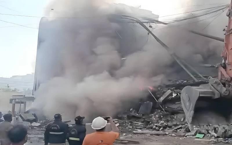 آتشزدگی سے گل پلازہ کی عمارت کے دو حصے زمین بوس ،6 افراد جاں بحق،وزیر اعلی کا نوٹس