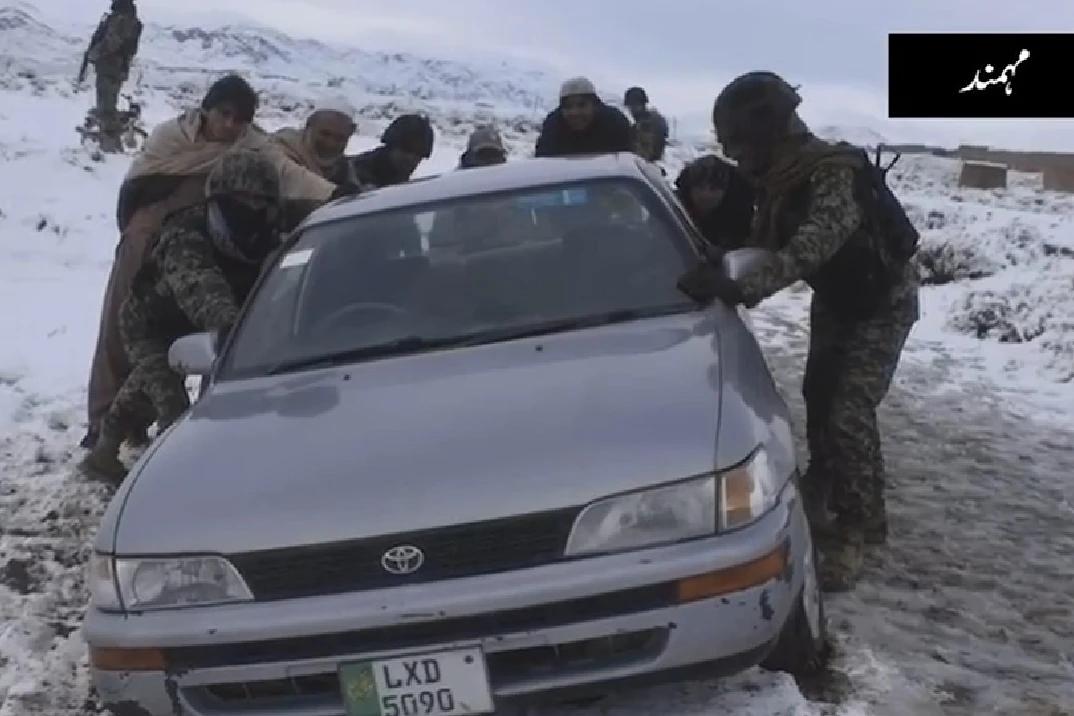 پاک فوج کی برف باری کے دوران کالام، مہمند اور تیراہ میں پھنسے شہریوں اور سیاحوں کیلئے امدادی سرگرمیاں جاری