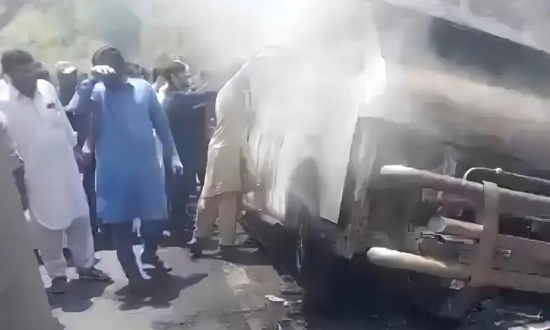 مری: سیاحوں کی وین میں ٹریفک حادثے کے بعد آگ بھڑک اٹھی،10 افراد جاں بحق ،متعدد زخمی