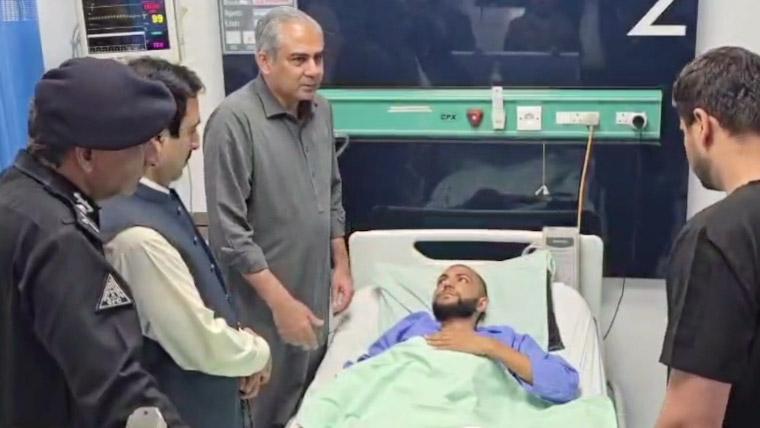 وزیر داخلہ محسن نقوی کا دورہ سی ایم ایچ پشاور، پاک فوج اور ایف سی کے اہلکاروں کی عیادت کی