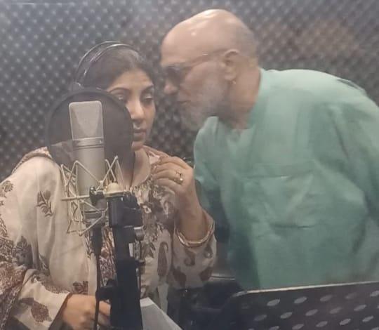 لالی وڈ کی نئی آنیوالی فل ’ریڈ لائن‘ کے گانے کی مقامی اسٹوڈیو میں ریکارڈنگ