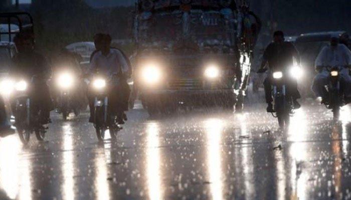 کراچی : شہر کے مختلف علاقوں میں رات گئے موسلادھار بارش