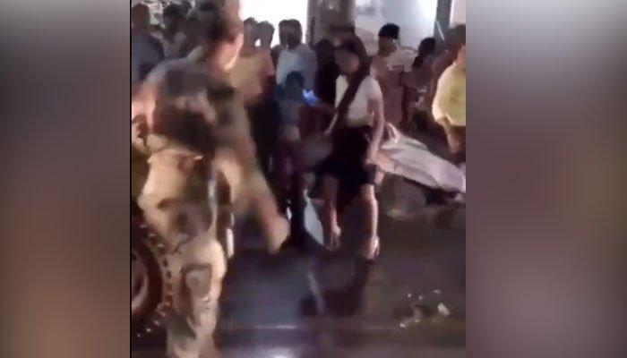 ماڈل کے بھارتی فوجی گاڑی پر حملے کی ویڈیو وائرل ہوگئی