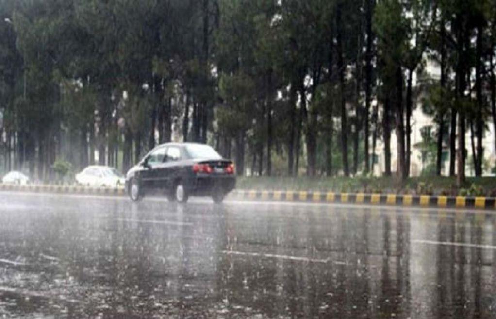 لاہور میں گرج چمک کے ساتھ موسلادھار بارش ، نشیبی علاقے زیر آب