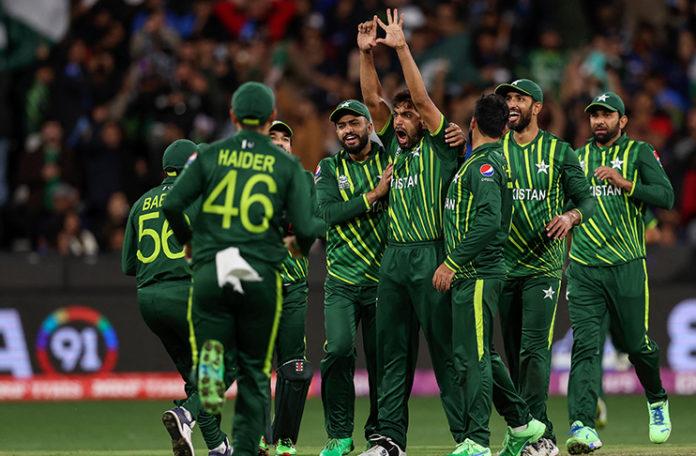 T20 World Cup: Pakistan take early wickets as India chase 160