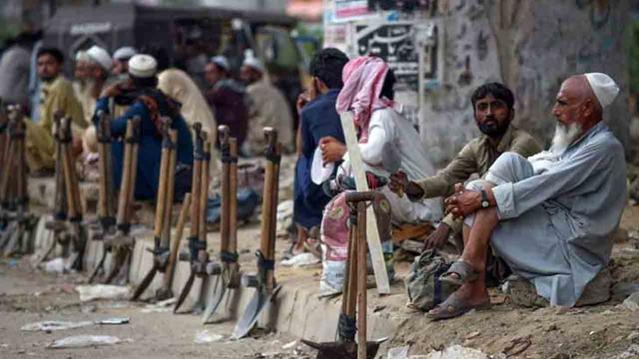 پاکستان سمیت دنیا بھر میں مزدوروں عالمی یوم مزدور آج منایا جا رہا ہے