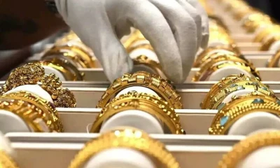 Gold prices fall slightly